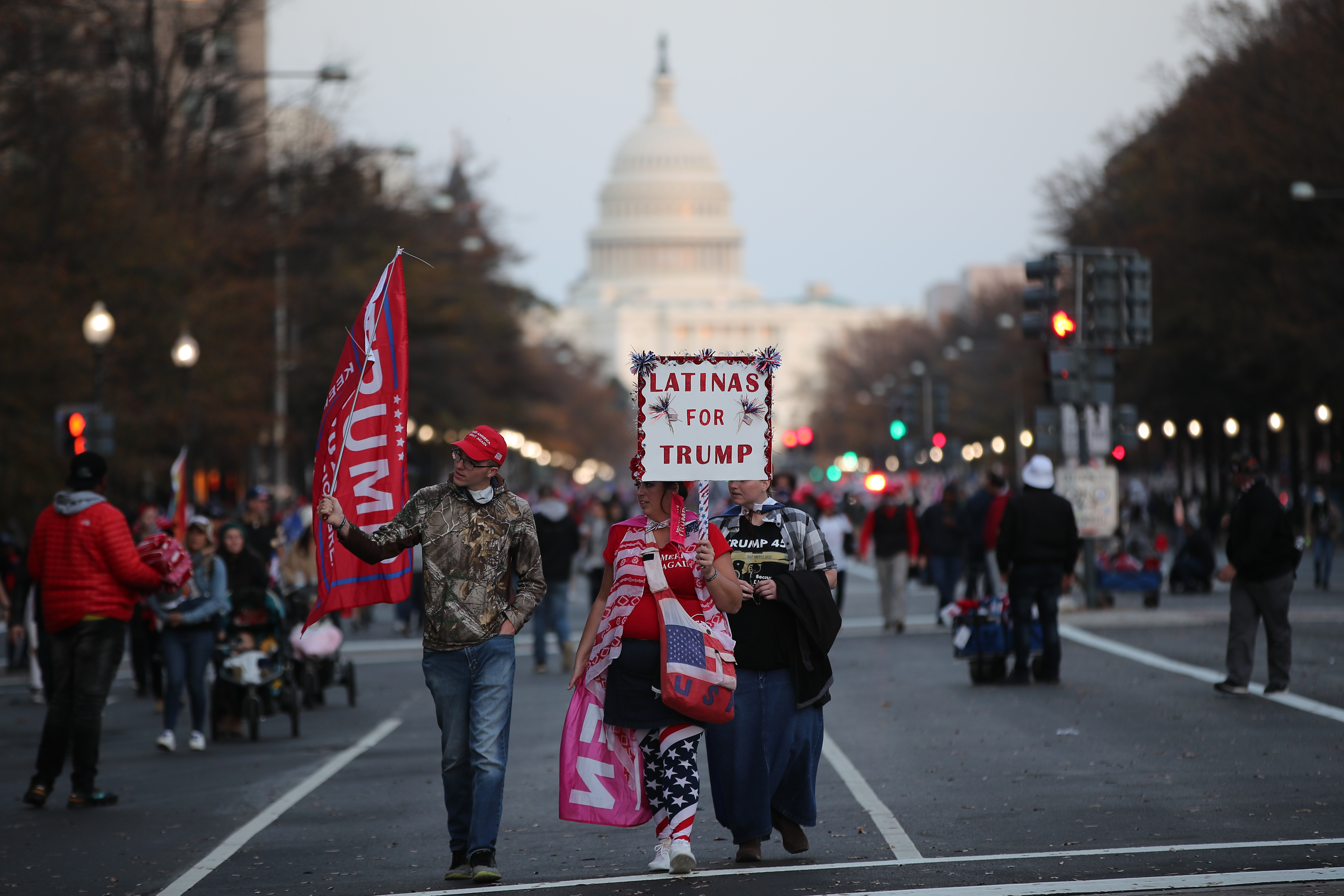  بەوێنە و ڤیدیۆ.. خۆپیشاندانی لایەنگرانی ترەمپ لە واشنتن 
